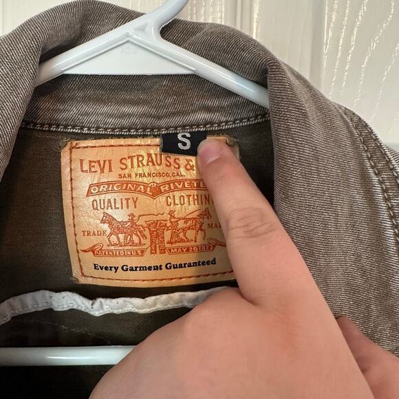 Levi’s Denim Trucker Jacket Size S Button Down Logo Pockets Grayish-Brown Casual - Picture 9 of 13